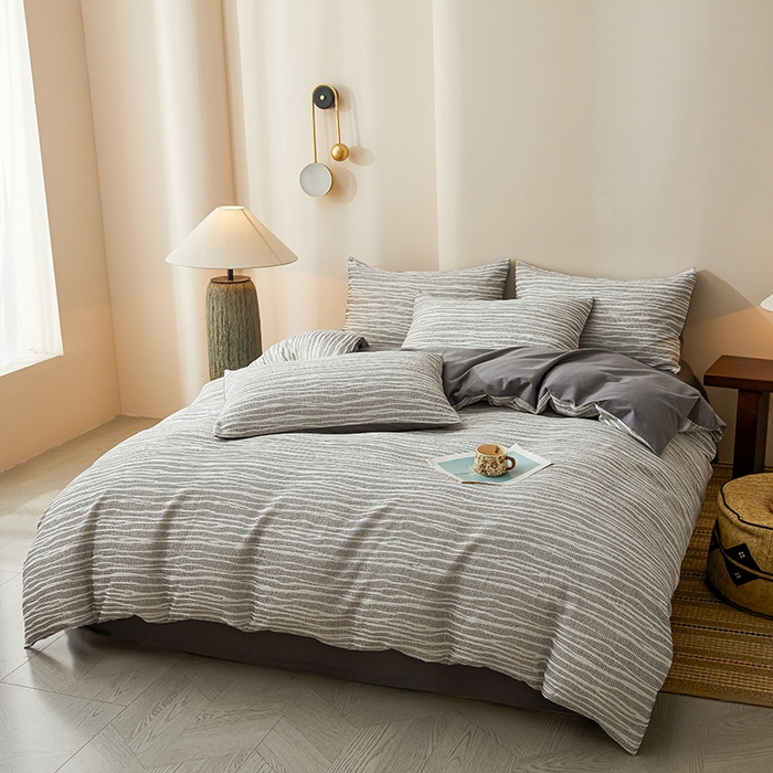 91家纺网 家纺一手货源 找家纺 莱茵家居 2025新款全棉三层纱厚织提花磨毛四件套 漫叙-喃灰