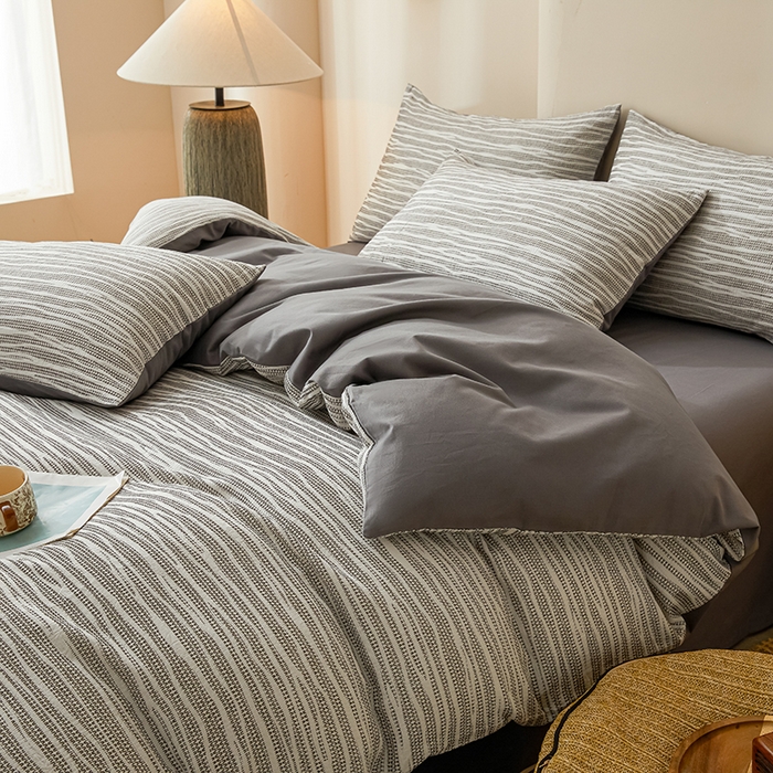 91家纺网 家纺一手货源 找家纺 莱茵家居 2025新款全棉三层纱厚织提花磨毛四件套 漫叙-喃灰