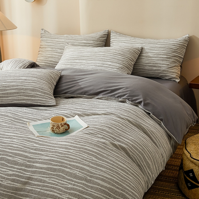 91家纺网 家纺一手货源 找家纺 莱茵家居 2025新款全棉三层纱厚织提花磨毛四件套 漫叙-喃灰