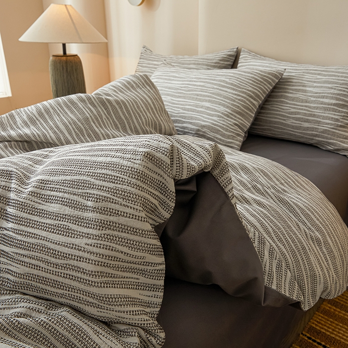 91家纺网 家纺一手货源 找家纺 莱茵家居 2025新款全棉三层纱厚织提花磨毛四件套 漫叙-喃灰