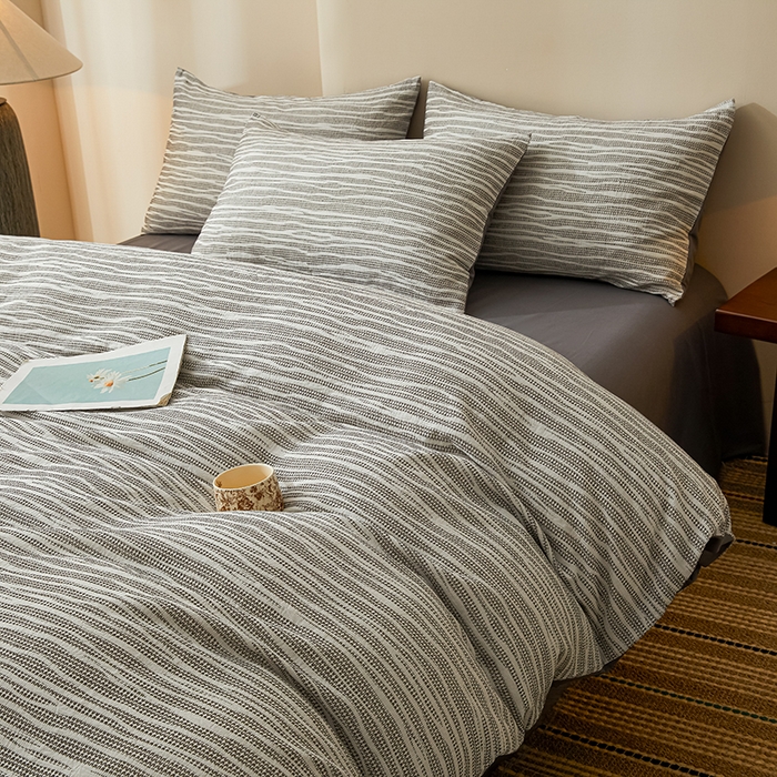 91家纺网 家纺一手货源 找家纺 莱茵家居 2025新款全棉三层纱厚织提花磨毛四件套 漫叙-喃灰