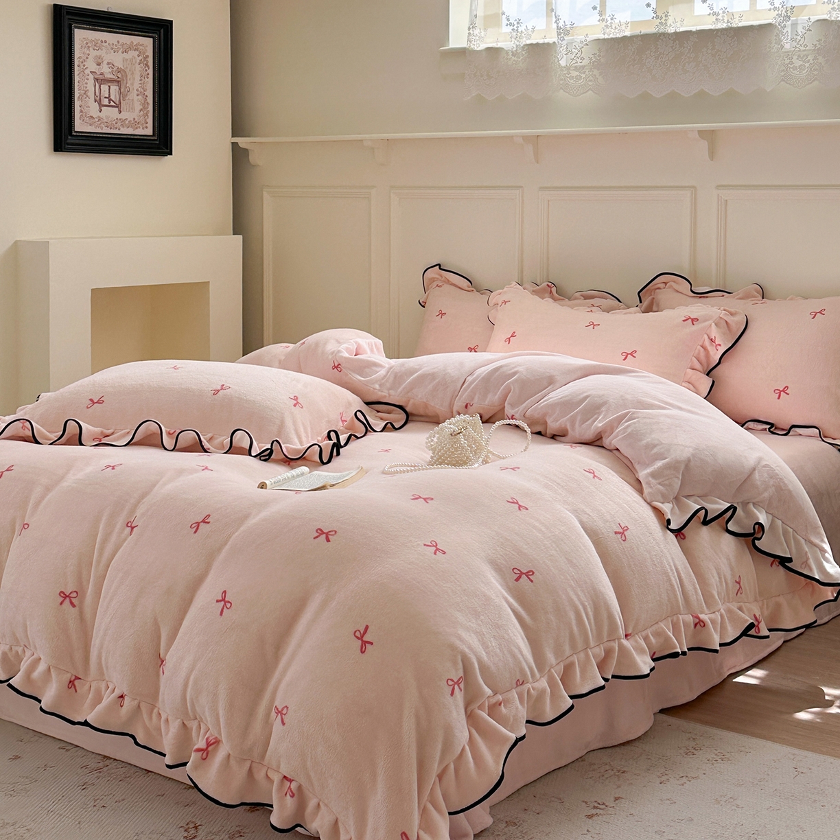 91家纺网 家纺一手货源 找家纺 优悦生活馆 2025新款花边款牛奶绒四件套-芙然 芙然-粉