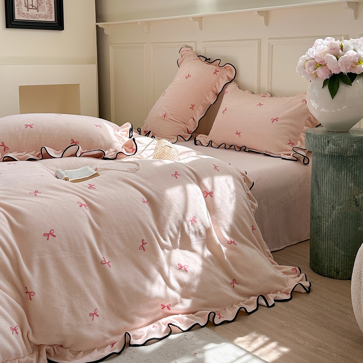 91家纺网 家纺一手货源 找家纺 优悦生活馆 2025新款花边款牛奶绒四件套-芙然 芙然-粉