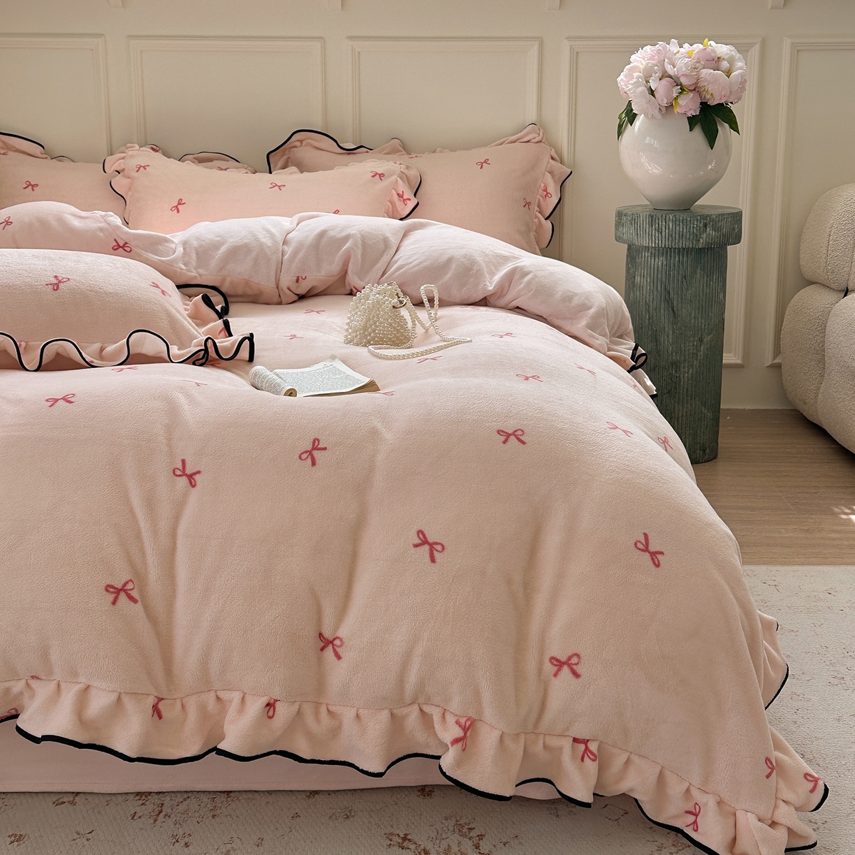 91家纺网 家纺一手货源 找家纺 优悦生活馆 2025新款花边款牛奶绒四件套-芙然 芙然-粉