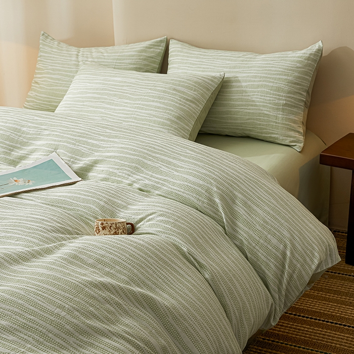 91家纺网 家纺一手货源 找家纺 莱茵家居 2025新款全棉三层纱厚织提花磨毛四件套 漫叙-芜青