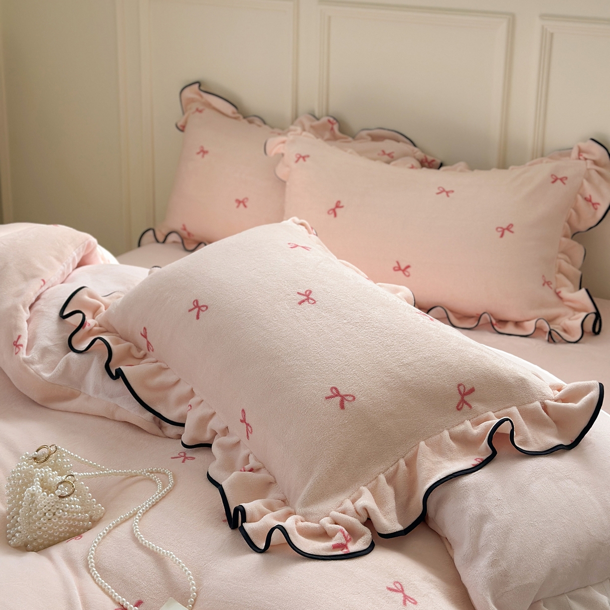 91家纺网 家纺一手货源 找家纺 优悦生活馆 2025新款花边款牛奶绒四件套-芙然 芙然-粉