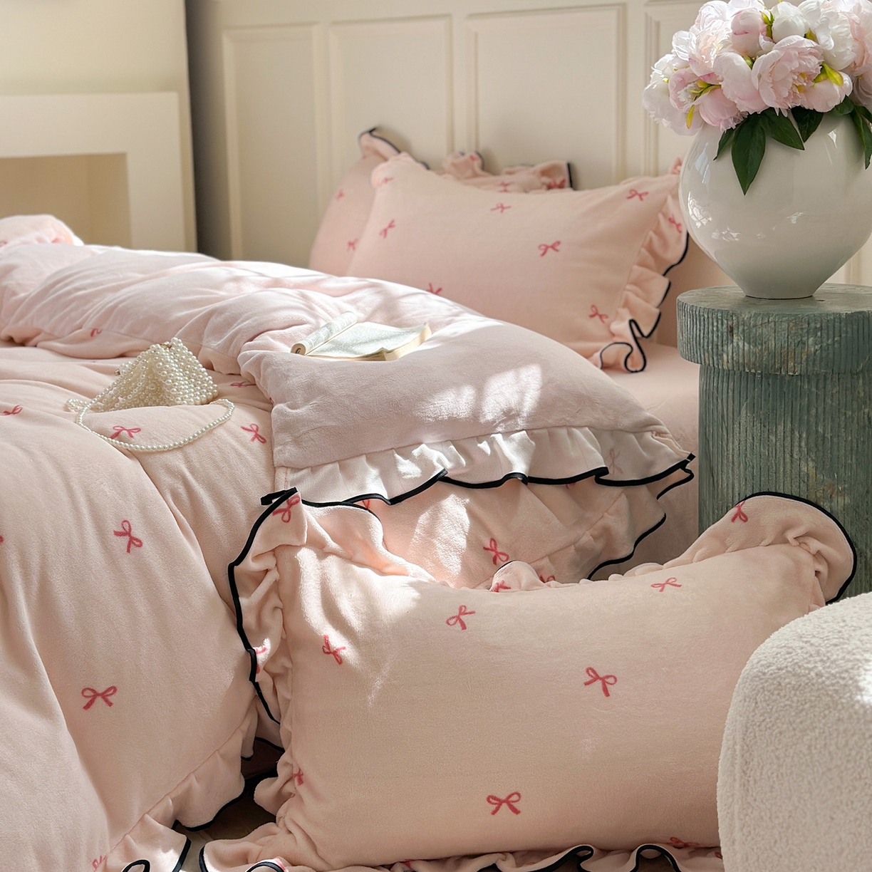 91家纺网 家纺一手货源 找家纺 优悦生活馆 2025新款花边款牛奶绒四件套-芙然 芙然-粉