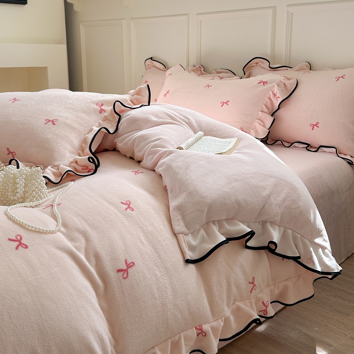 91家纺网 家纺一手货源 找家纺 优悦生活馆 2025新款花边款牛奶绒四件套-芙然 芙然-粉