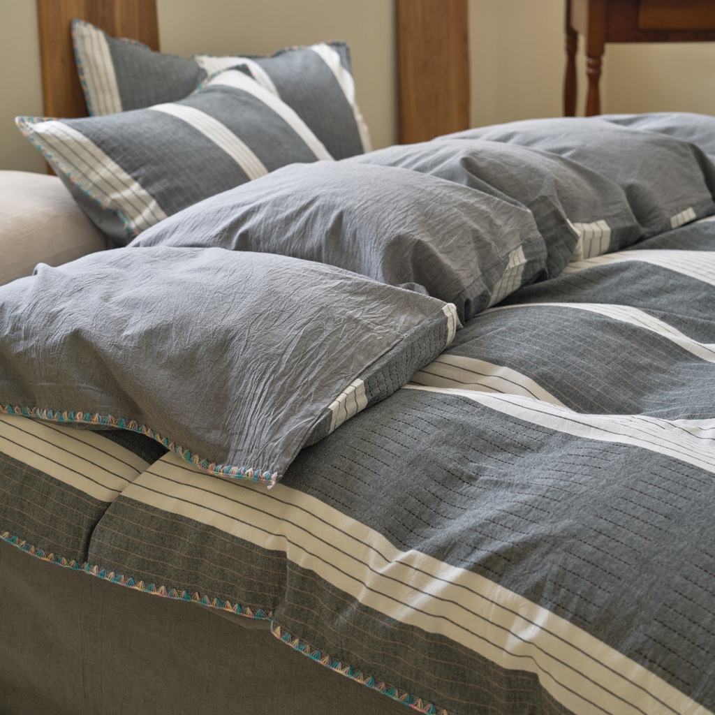 91家纺网 家纺一手货源 找家纺 洋铭区（原狠狠爱） 2025新款慕斯VS早安水洗棉彩边色织提花四件套 慕斯灰