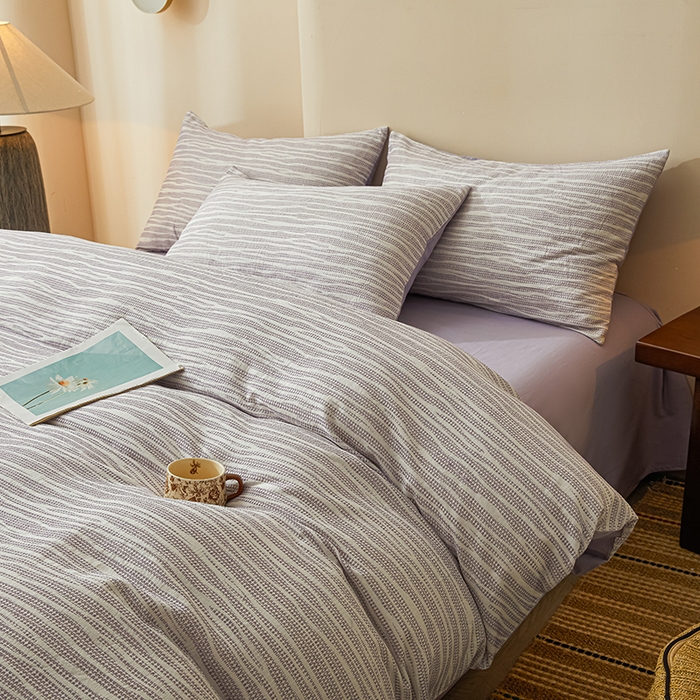 91家纺网 家纺一手货源 找家纺 莱茵家居 2025新款全棉三层纱厚织提花磨毛四件套 漫叙-鸢紫