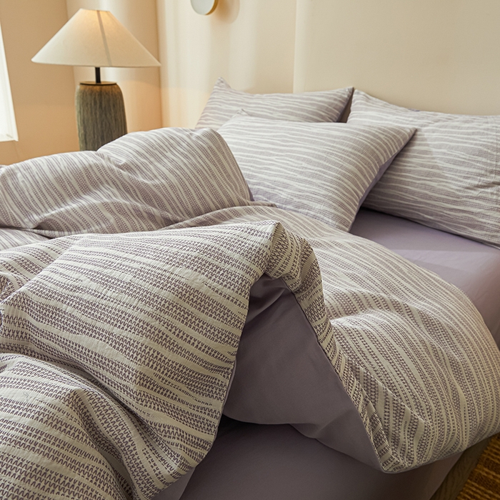 91家纺网 家纺一手货源 找家纺 莱茵家居 2025新款全棉三层纱厚织提花磨毛四件套 漫叙-鸢紫