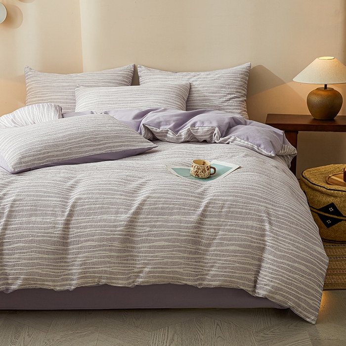 91家纺网 家纺一手货源 找家纺 莱茵家居 2025新款全棉三层纱厚织提花磨毛四件套 漫叙-鸢紫