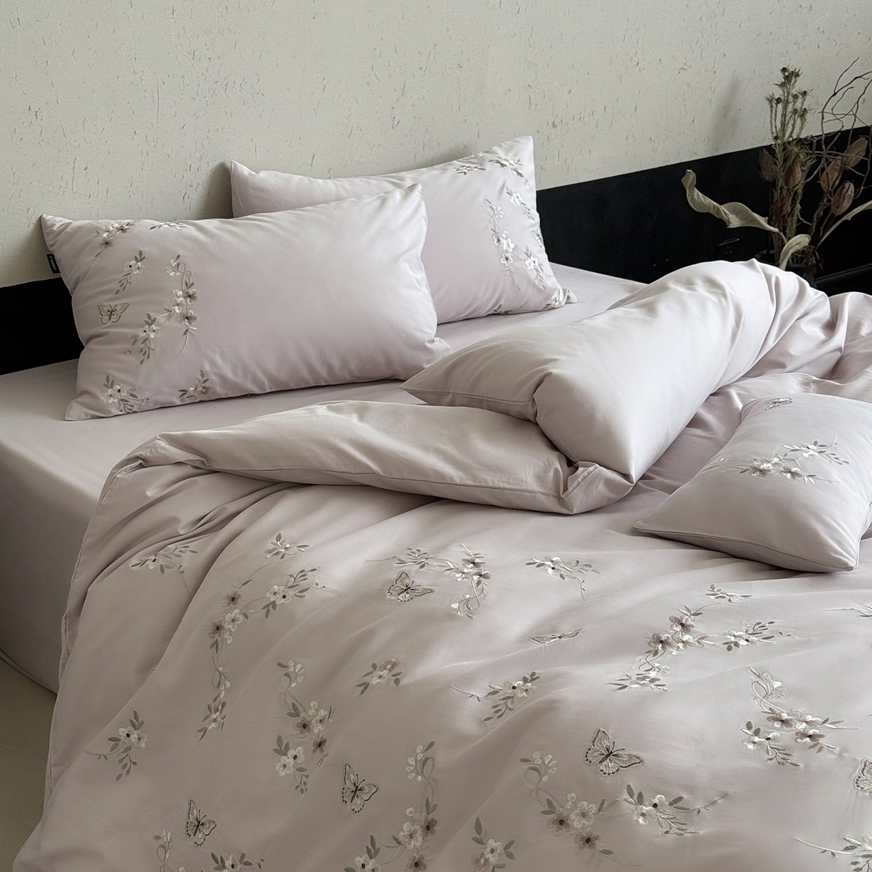 91家纺网 家纺一手货源 找家纺 鹿班家居 2025新款秋冬款100S全棉磨毛精密刺绣系列四件套-南花谷（标准会员-20元） 紫色