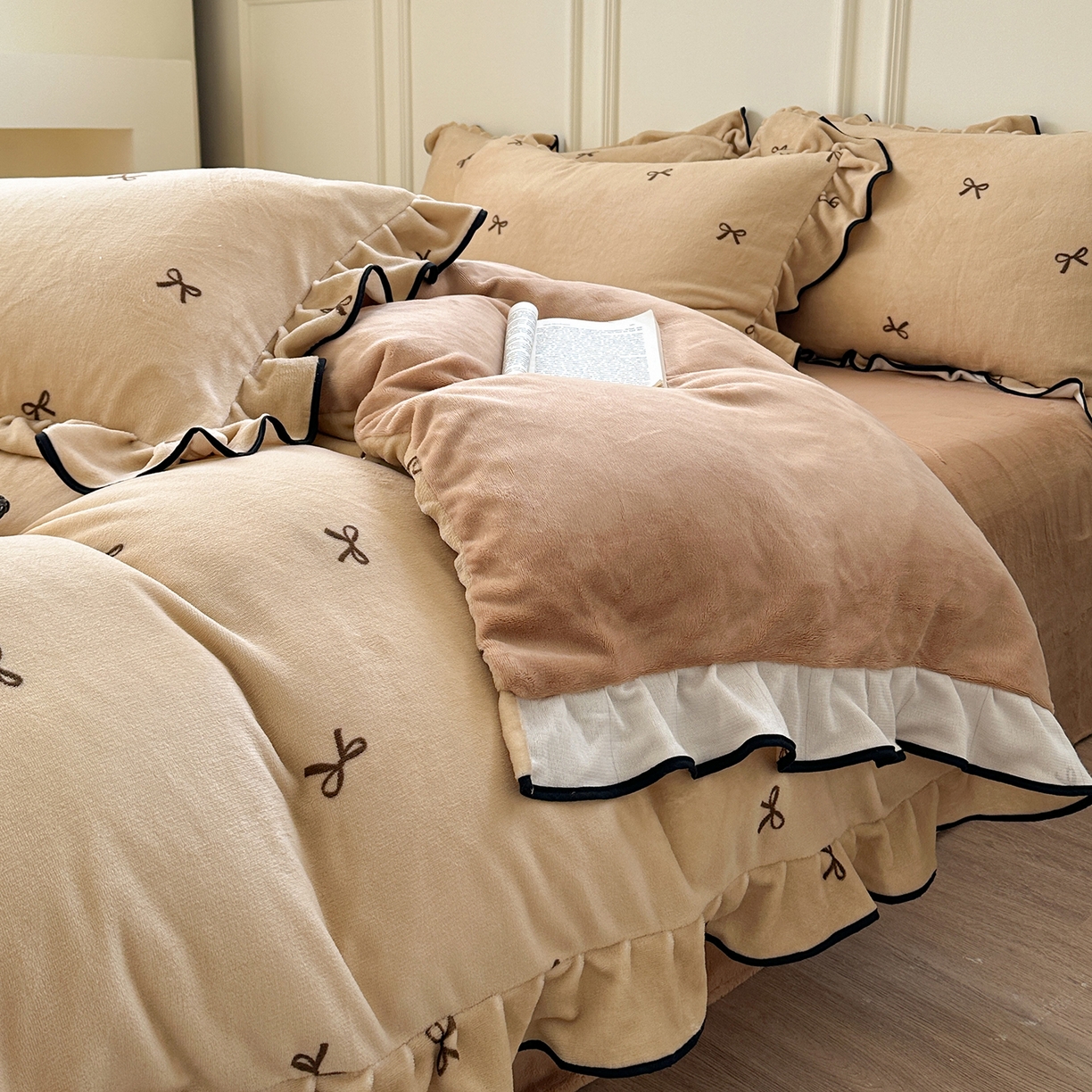 91家纺网 家纺一手货源 找家纺 优悦生活馆 2025新款花边款牛奶绒四件套-芙然 芙然-卡其