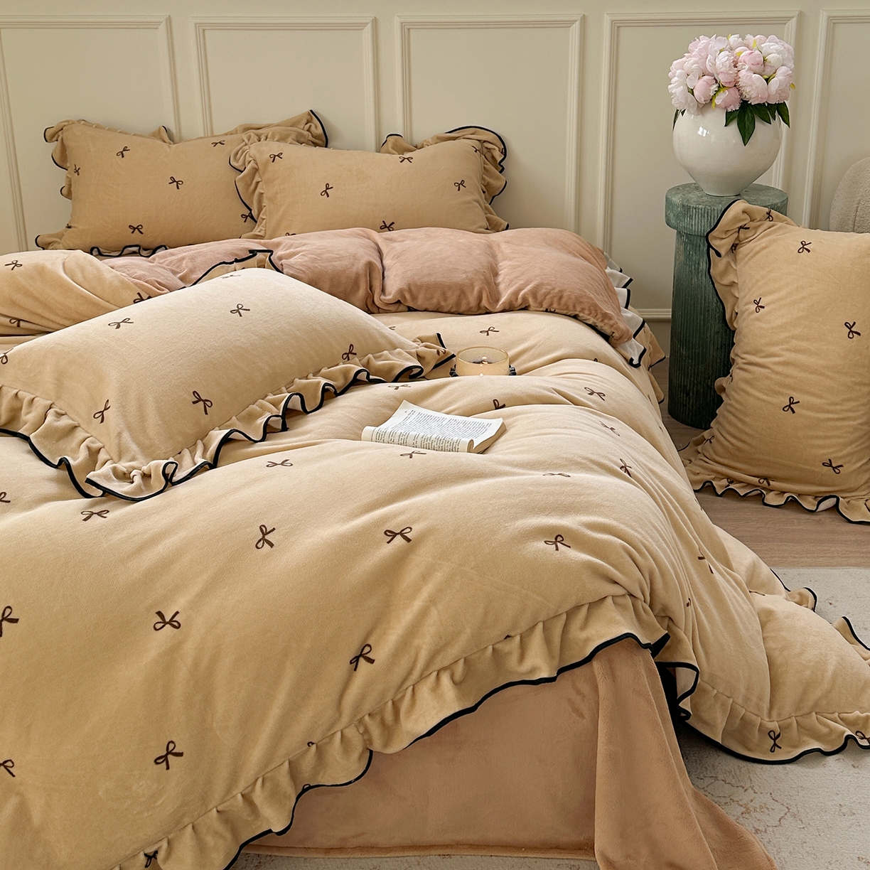 91家纺网 家纺一手货源 找家纺 优悦生活馆 2025新款花边款牛奶绒四件套-芙然 芙然-卡其