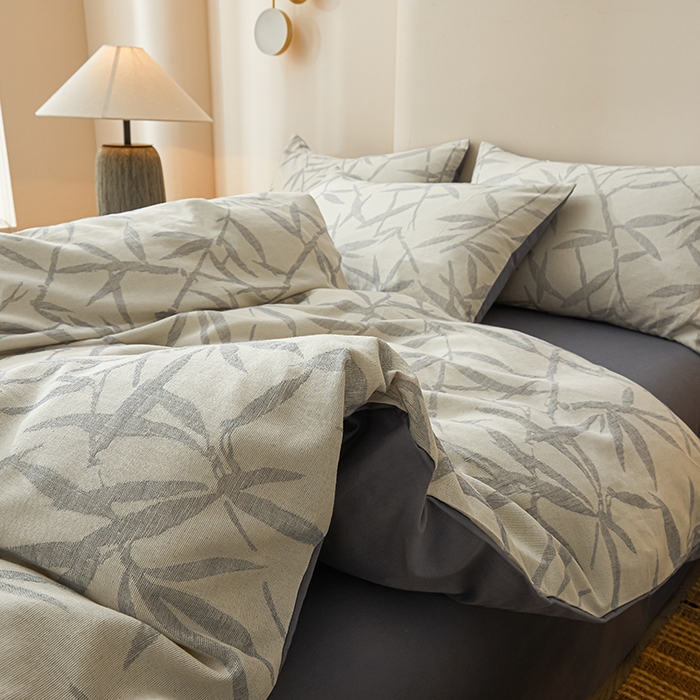 91家纺网 家纺一手货源 找家纺 莱茵家居 2025新款全棉三层纱厚织提花磨毛四件套 娑竹-雾蓝