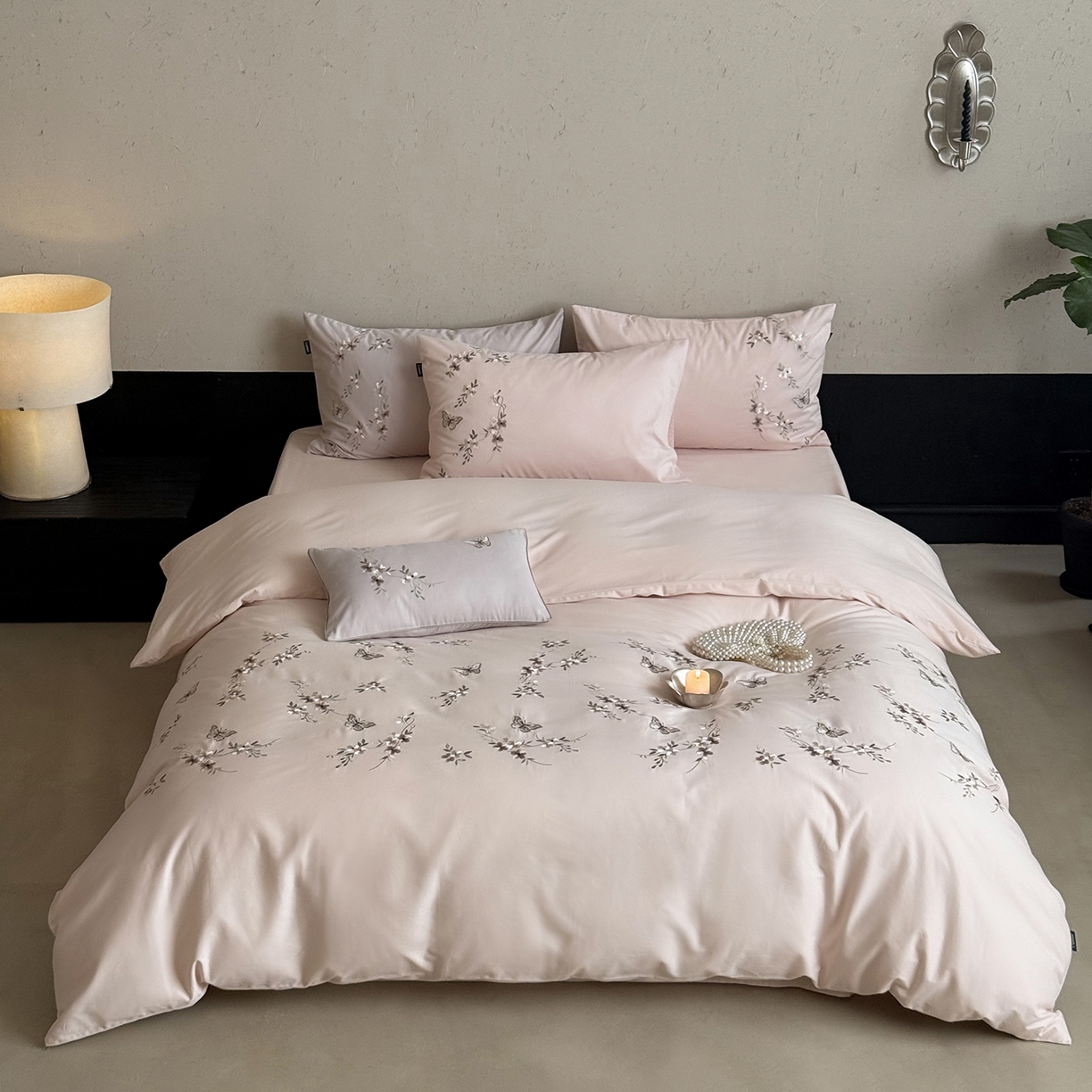 91家纺网 家纺一手货源 找家纺 鹿班家居 2025新款秋冬款100S全棉磨毛精密刺绣系列四件套-南花谷（标准会员-20元） 粉色