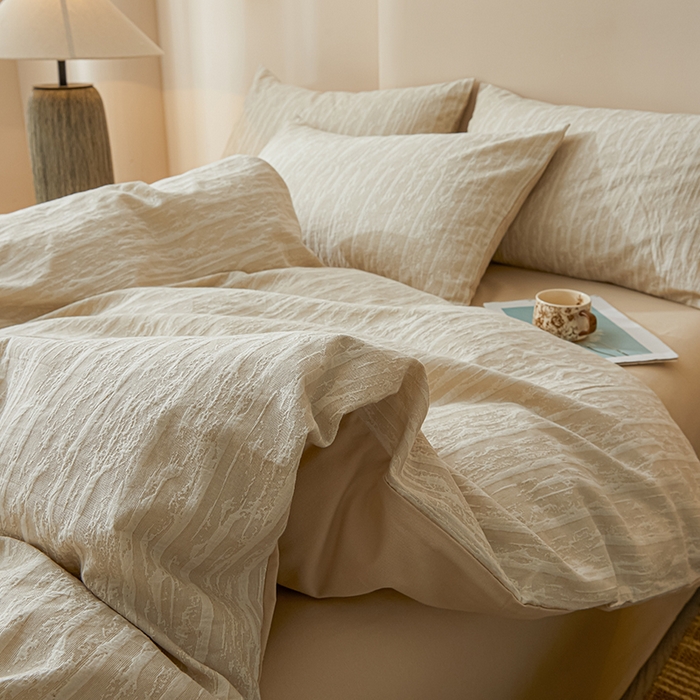 91家纺网 家纺一手货源 找家纺 莱茵家居 2025新款全棉三层纱厚织提花磨毛四件套 悠痕-卡其