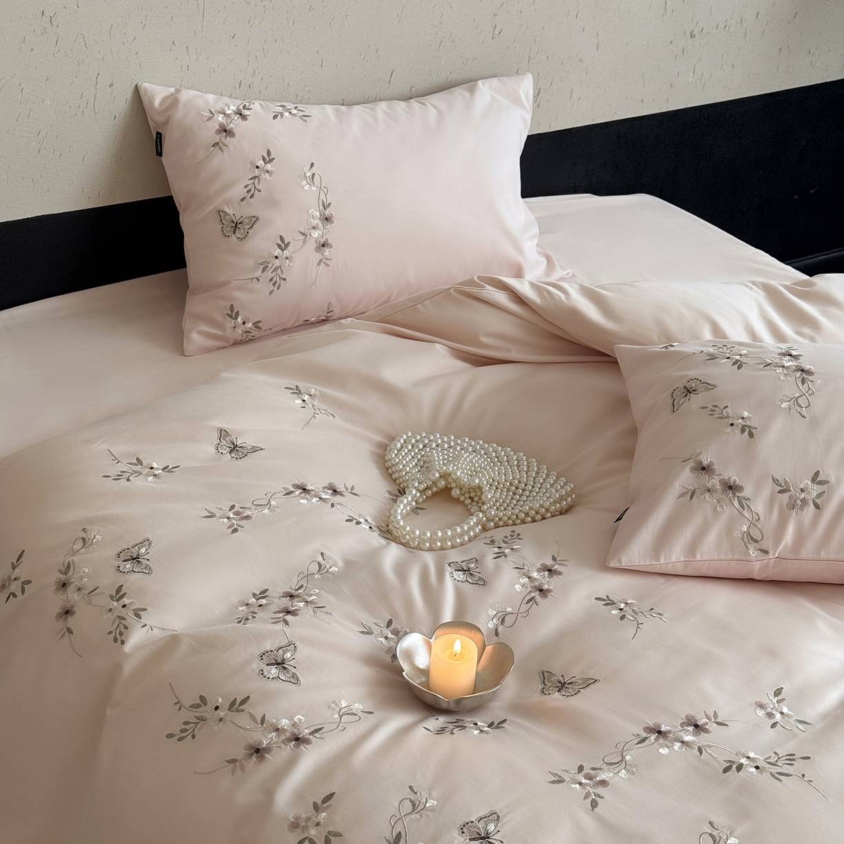 91家纺网 家纺一手货源 找家纺 鹿班家居 2025新款秋冬款100S全棉磨毛精密刺绣系列四件套-南花谷（标准会员-20元） 粉色