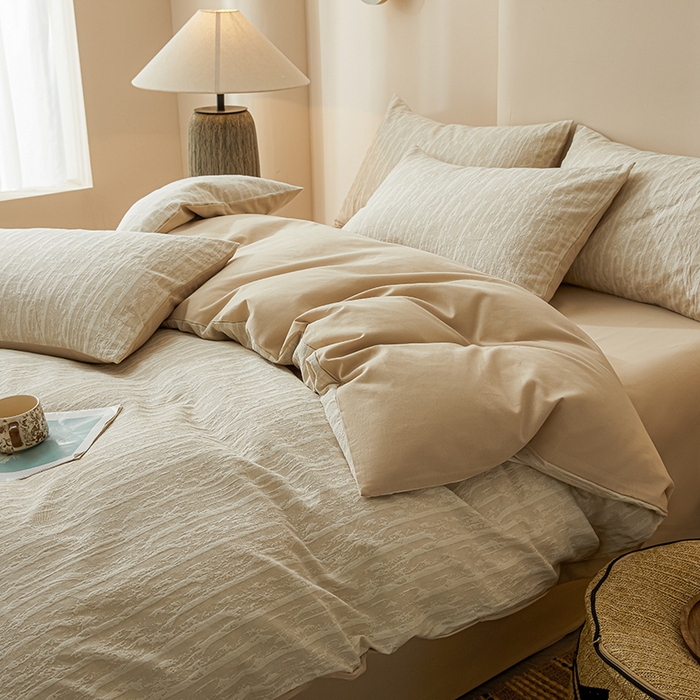 91家纺网 家纺一手货源 找家纺 莱茵家居 2025新款全棉三层纱厚织提花磨毛四件套 悠痕-卡其