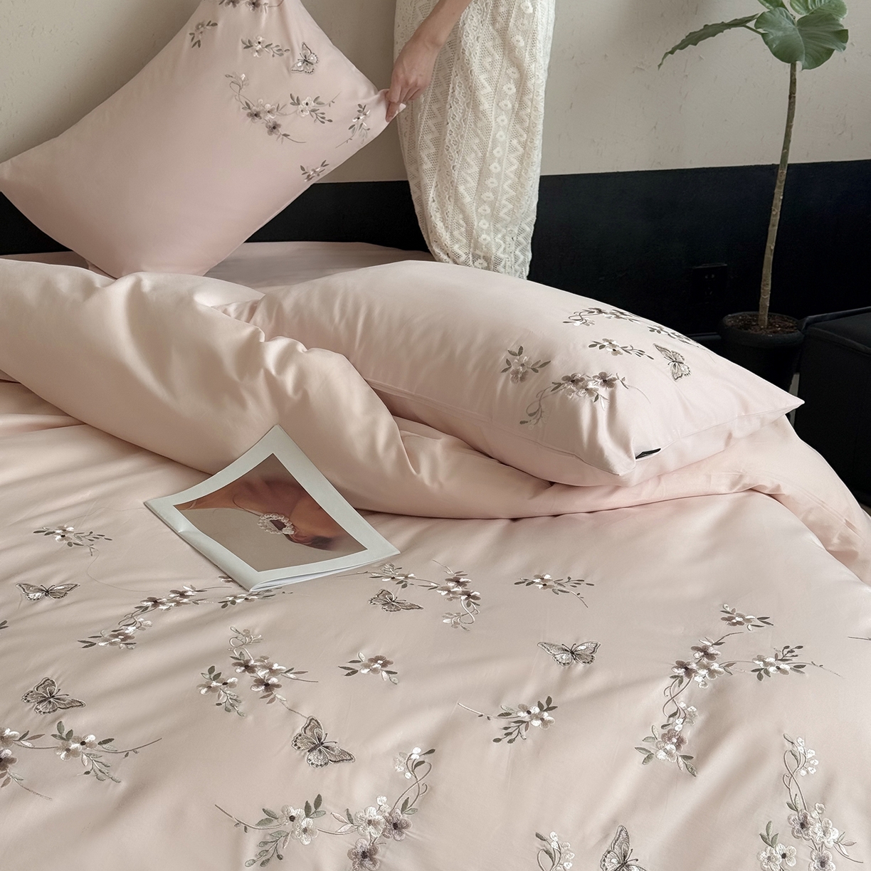 91家纺网 家纺一手货源 找家纺 鹿班家居 2025新款秋冬款100S全棉磨毛精密刺绣系列四件套-南花谷（标准会员-20元） 粉色