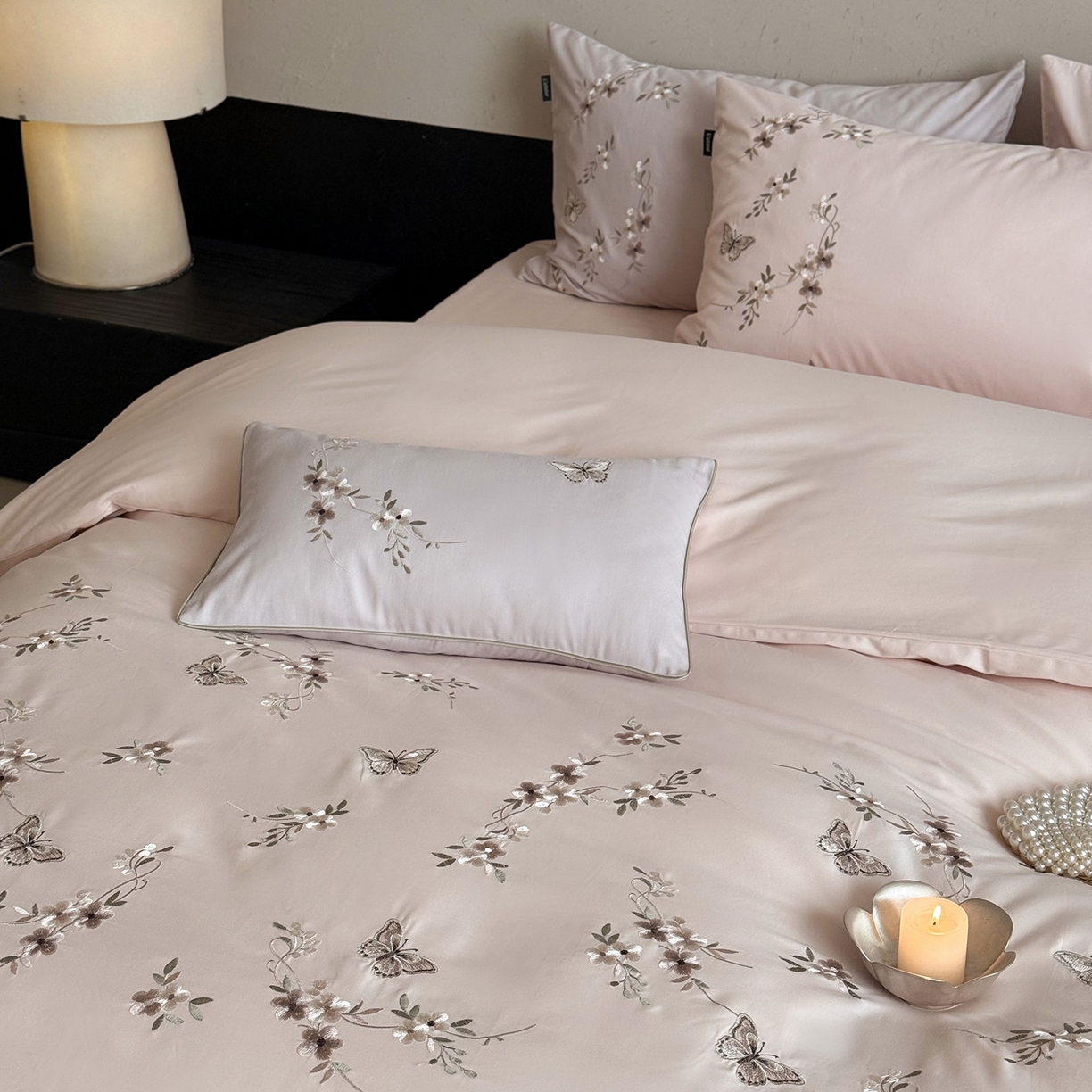 91家纺网 家纺一手货源 找家纺 鹿班家居 2025新款秋冬款100S全棉磨毛精密刺绣系列四件套-南花谷（标准会员-20元） 粉色