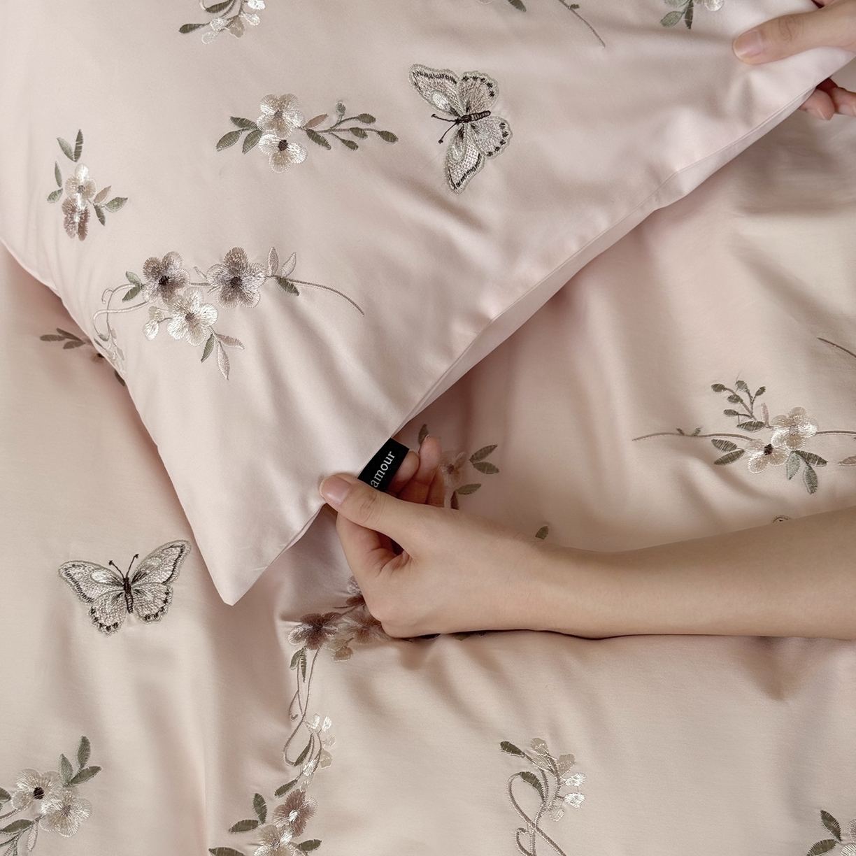 91家纺网 家纺一手货源 找家纺 鹿班家居 2025新款秋冬款100S全棉磨毛精密刺绣系列四件套-南花谷（标准会员-20元） 粉色