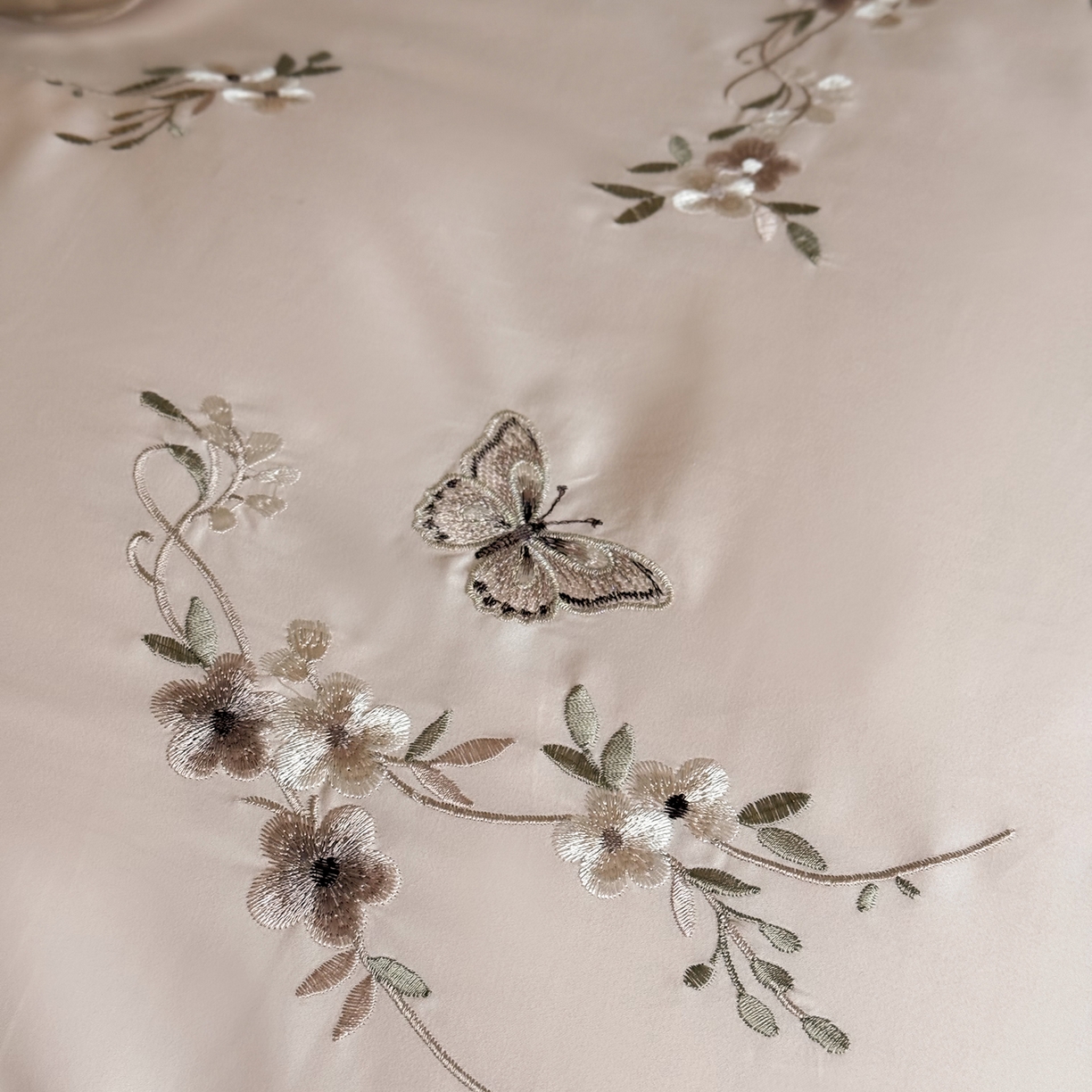 91家纺网 家纺一手货源 找家纺 鹿班家居 2025新款秋冬款100S全棉磨毛精密刺绣系列四件套-南花谷（标准会员-20元） 粉色