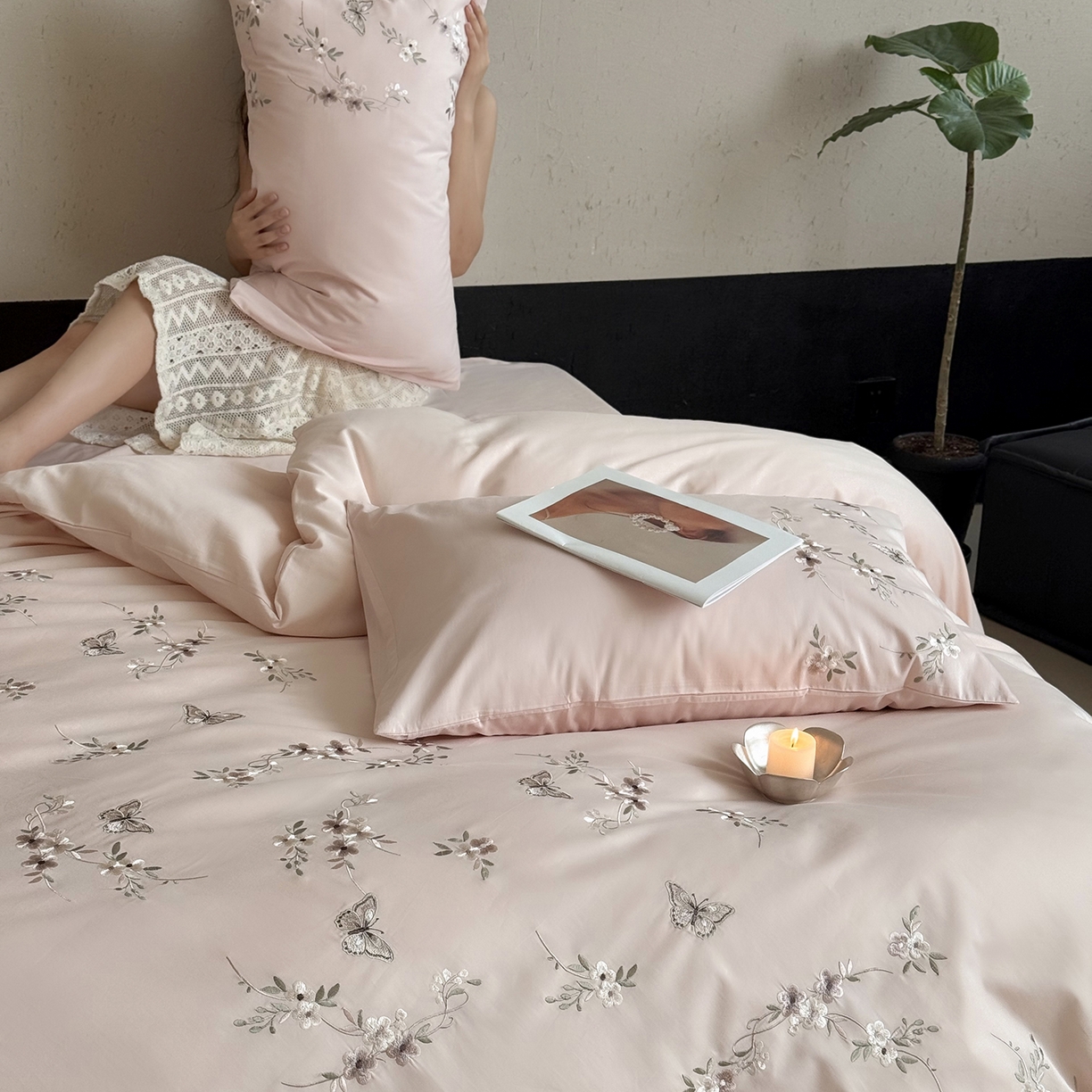 91家纺网 家纺一手货源 找家纺 鹿班家居 2025新款秋冬款100S全棉磨毛精密刺绣系列四件套-南花谷（标准会员-20元） 粉色