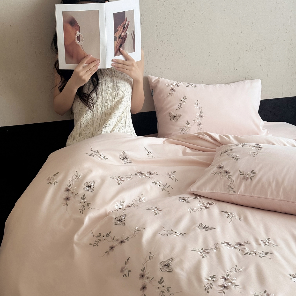 91家纺网 家纺一手货源 找家纺 鹿班家居 2025新款秋冬款100S全棉磨毛精密刺绣系列四件套-南花谷（标准会员-20元） 粉色