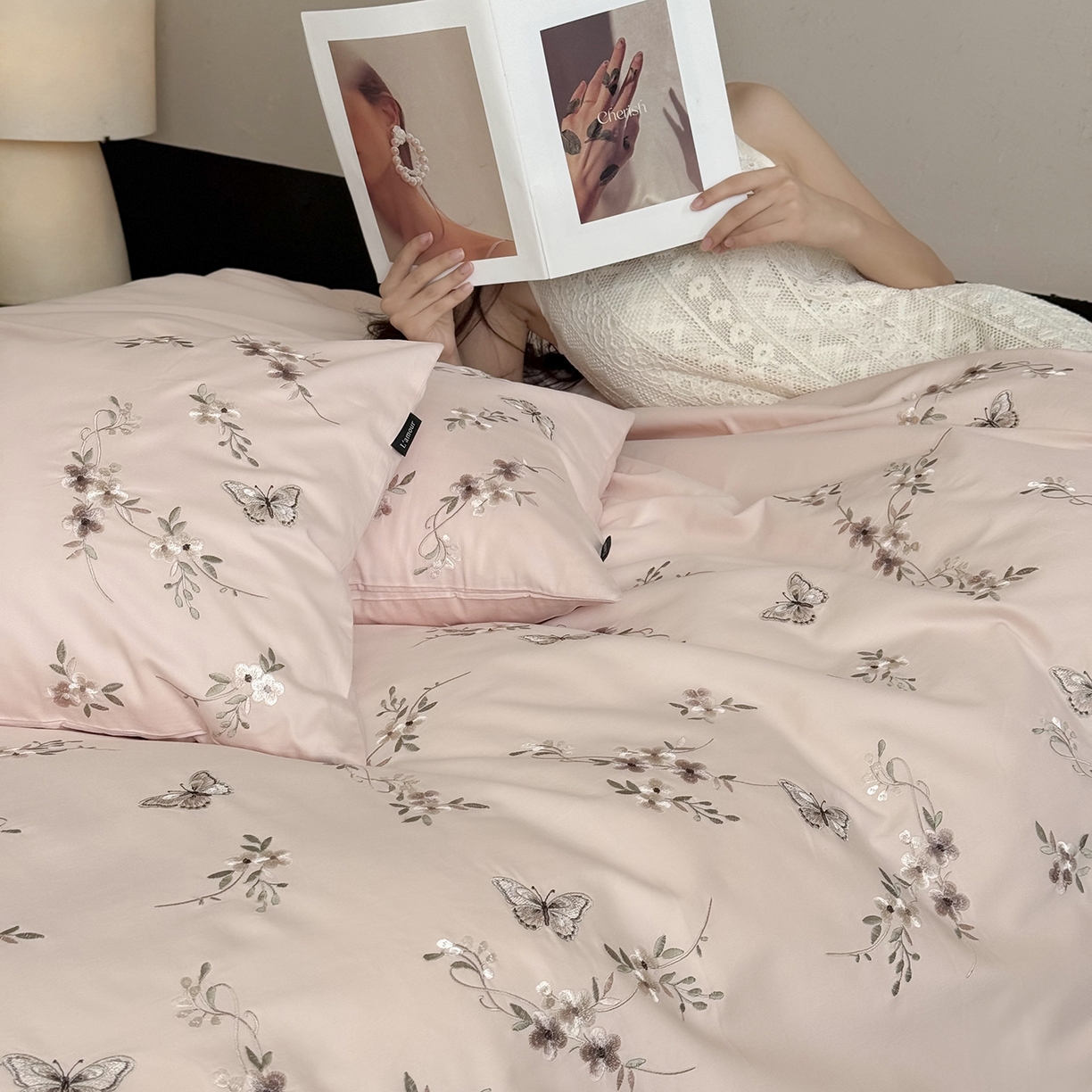 91家纺网 家纺一手货源 找家纺 鹿班家居 2025新款秋冬款100S全棉磨毛精密刺绣系列四件套-南花谷（标准会员-20元） 粉色