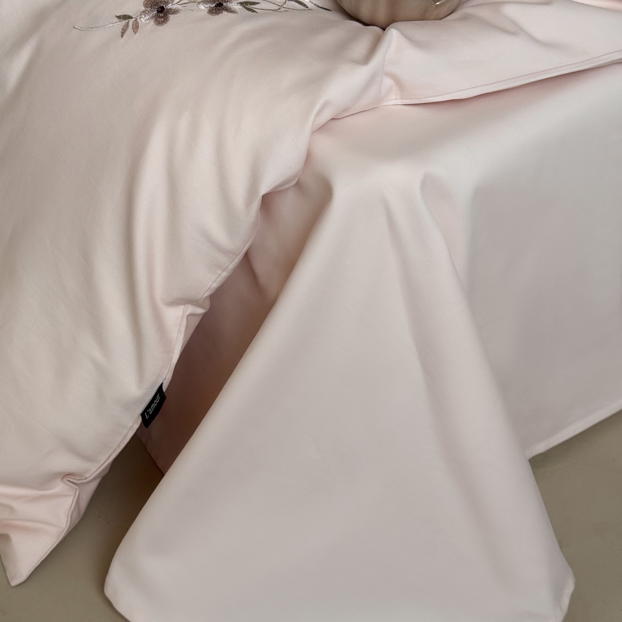 91家纺网 家纺一手货源 找家纺 鹿班家居 2025新款秋冬款100S全棉磨毛精密刺绣系列四件套-南花谷（标准会员-20元） 粉色