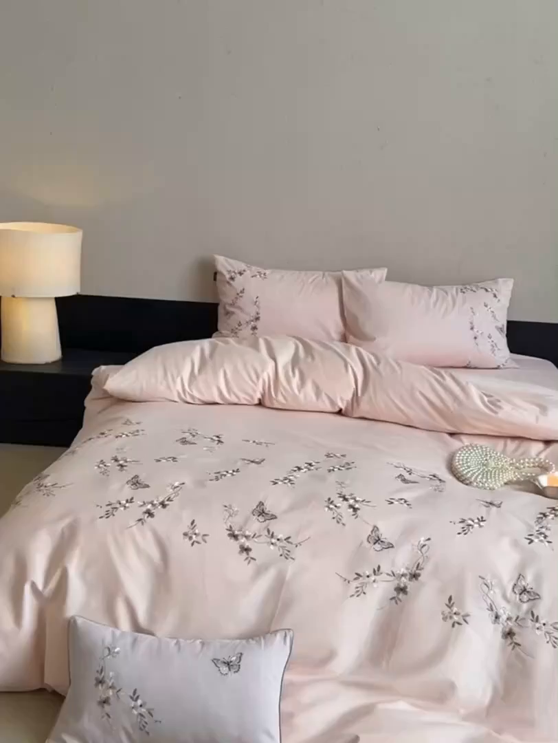 91家纺网 家纺一手货源 找家纺 鹿班家居 2025新款秋冬款100S全棉磨毛精密刺绣系列四件套-南花谷（标准会员-20元） 粉色