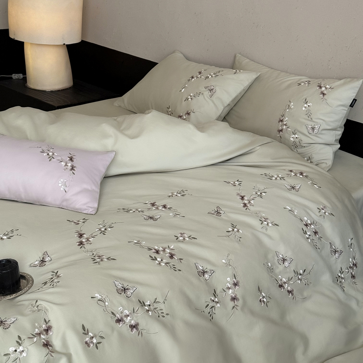 91家纺网 家纺一手货源 找家纺 鹿班家居 2025新款秋冬款100S全棉磨毛精密刺绣系列四件套-南花谷（标准会员-20元） 绿色