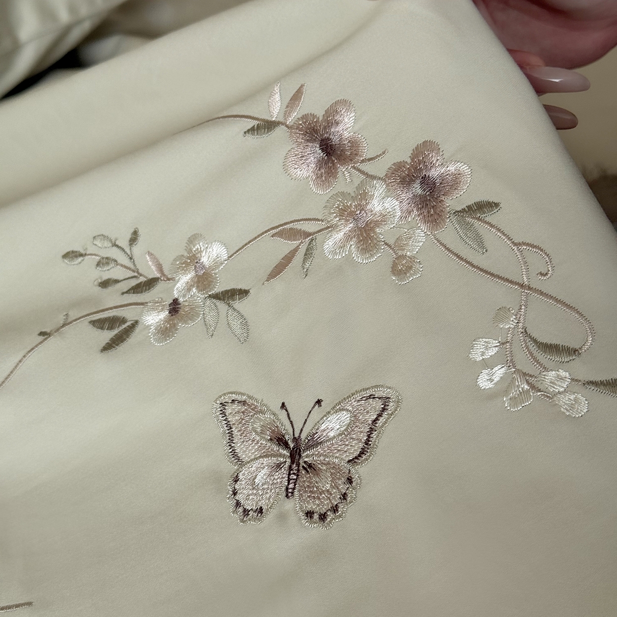 91家纺网 家纺一手货源 找家纺 鹿班家居 2025新款秋冬款100S全棉磨毛精密刺绣系列四件套-南花谷（标准会员-20元） 绿色