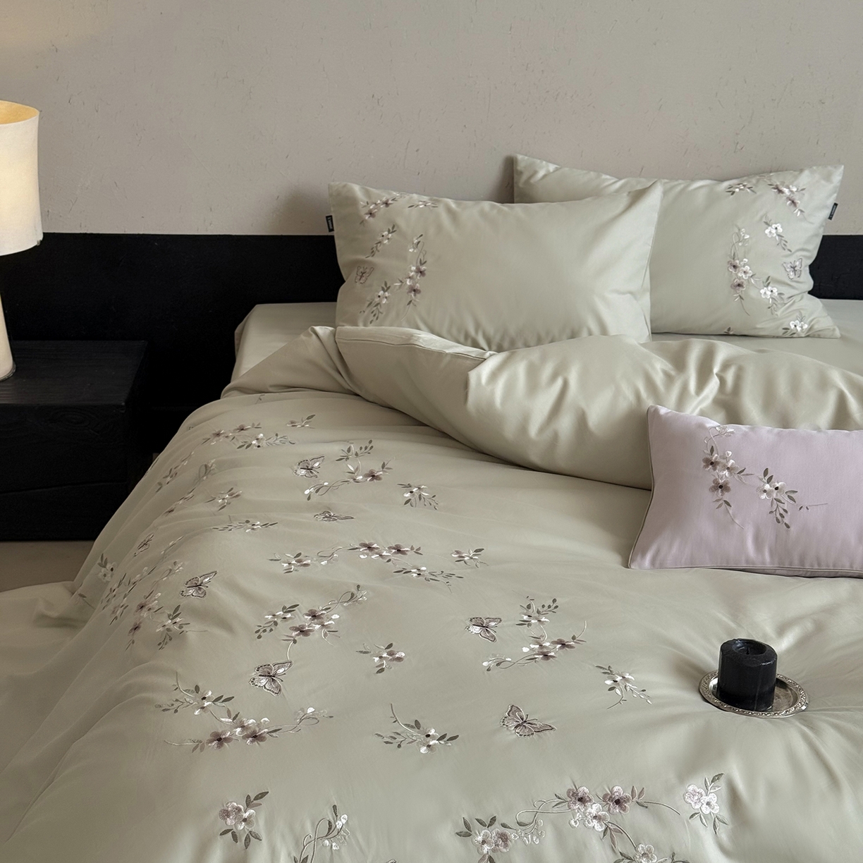 91家纺网 家纺一手货源 找家纺 鹿班家居 2025新款秋冬款100S全棉磨毛精密刺绣系列四件套-南花谷（标准会员-20元） 绿色