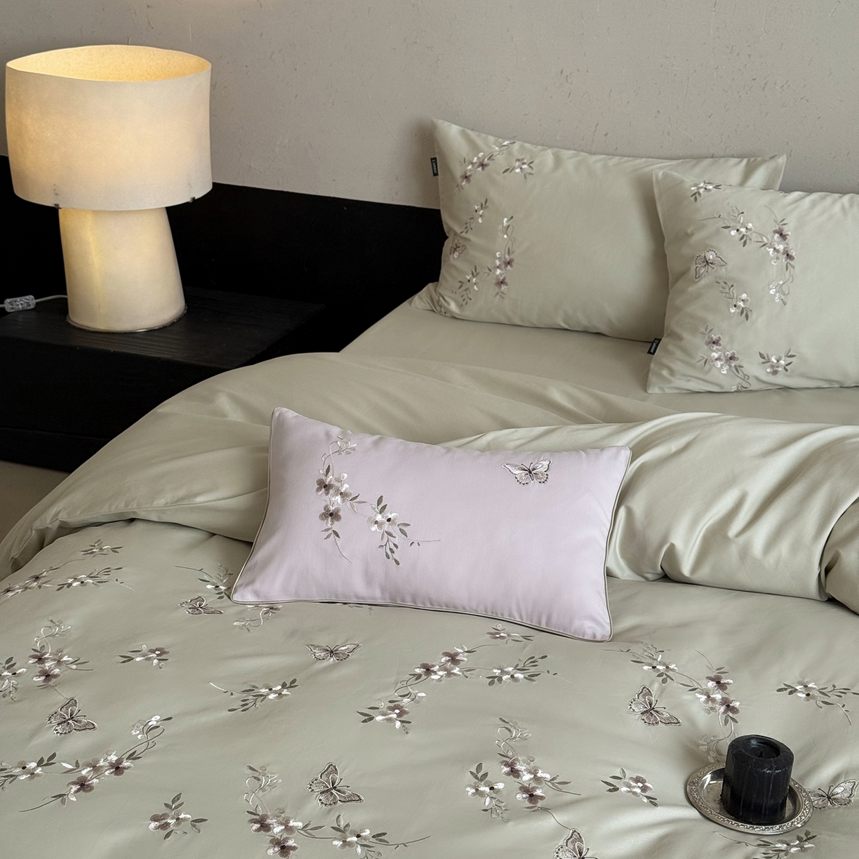 91家纺网 家纺一手货源 找家纺 鹿班家居 2025新款秋冬款100S全棉磨毛精密刺绣系列四件套-南花谷（标准会员-20元） 绿色