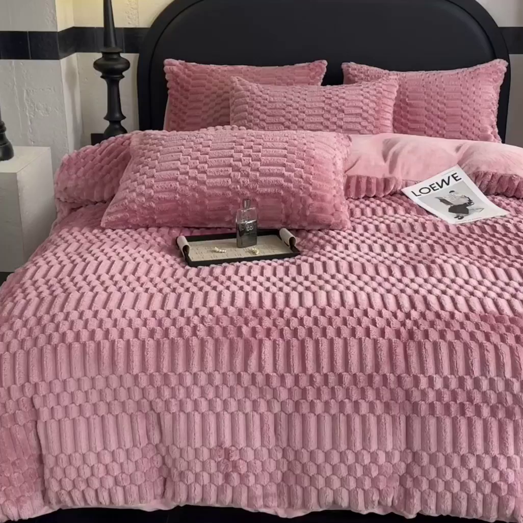 91家纺网 家纺一手货源 找家纺 潮邦创意家居 2025新款冬季提花奶芙绒牛奶绒四件套-暖绒奶芙系列 暖绒奶芙-粉色