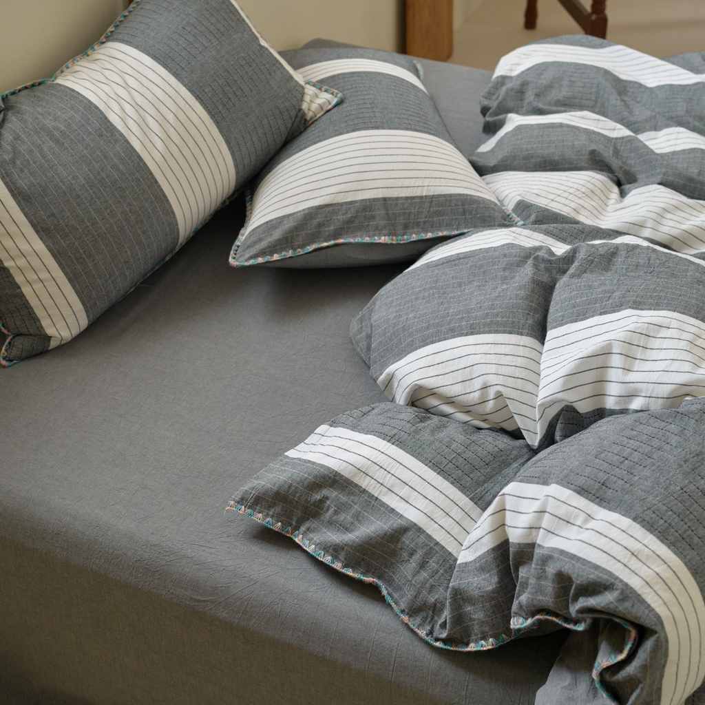 91家纺网 家纺一手货源 找家纺 洋铭区（原狠狠爱） 2025新款慕斯VS早安水洗棉彩边色织提花四件套 慕斯灰