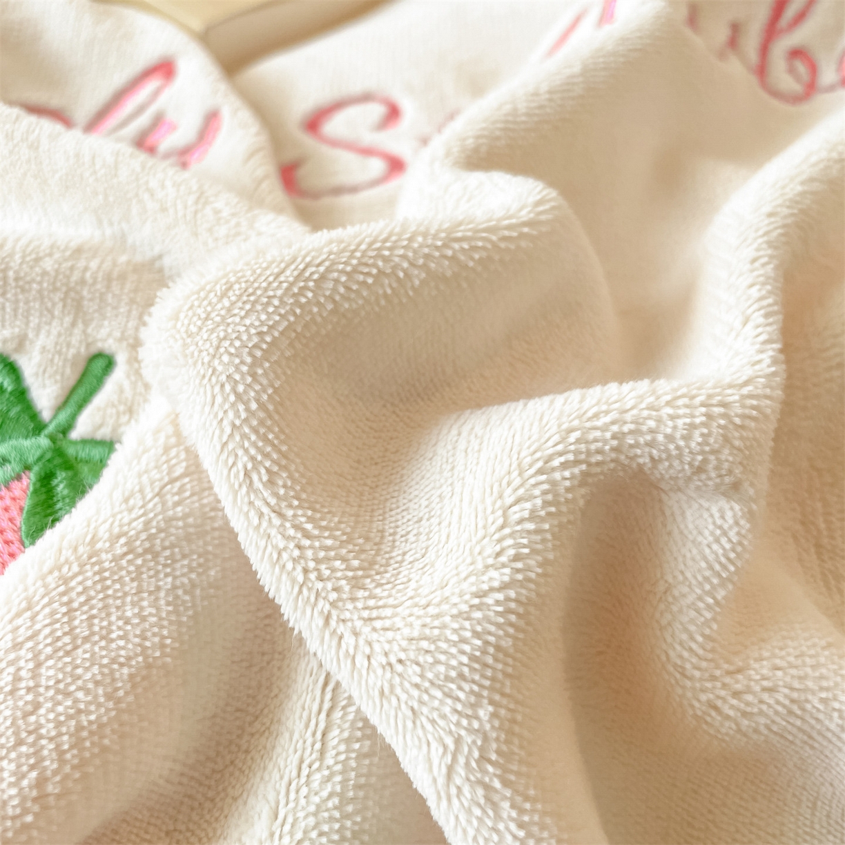 91家纺网 家纺一手货源 找家纺 （总）美澳家纺 2025新款刺绣ins小清新高克重牛奶绒四件套床笠款四件套