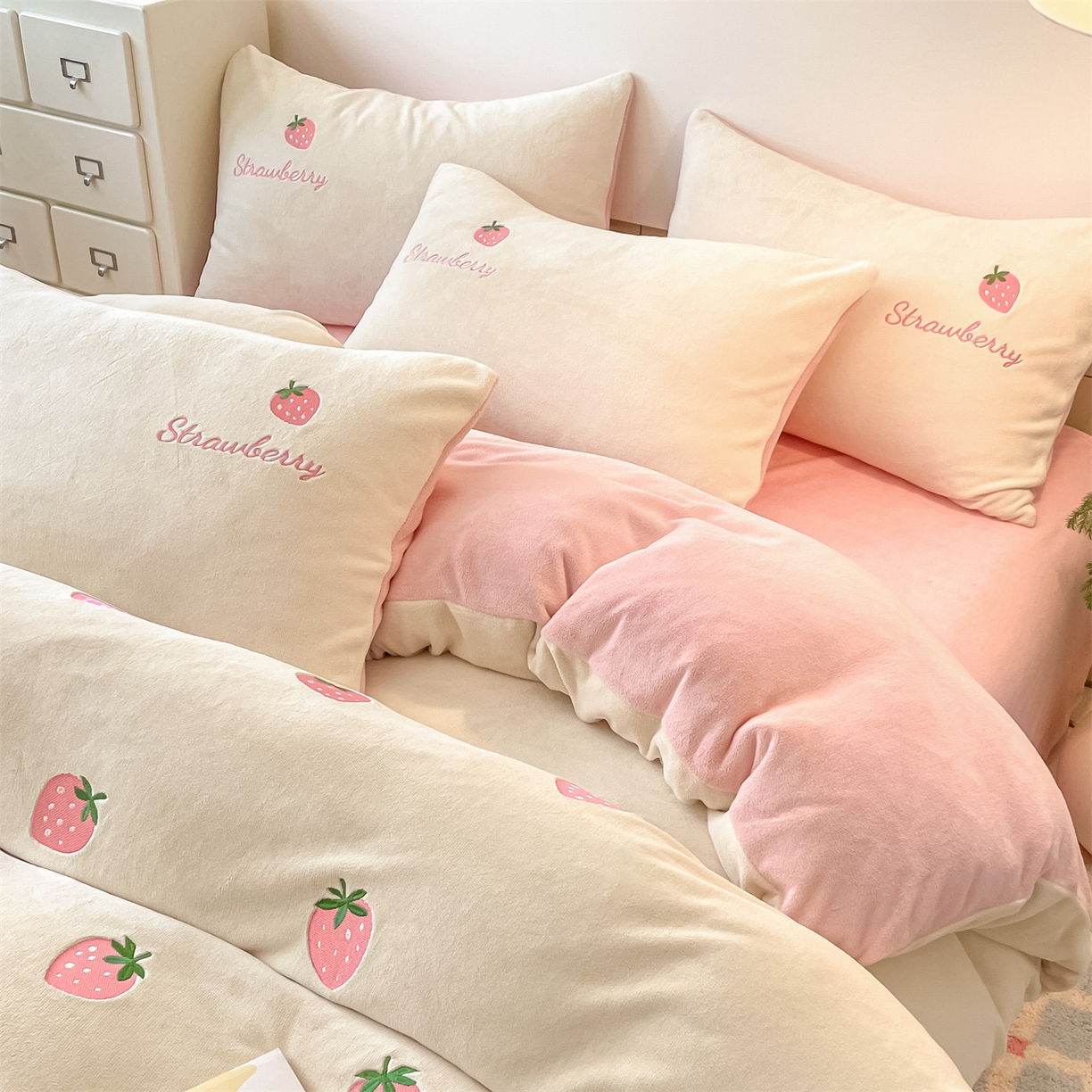 91家纺网 家纺一手货源 找家纺 （总）美澳家纺 2025新款刺绣ins小清新高克重牛奶绒四件套床笠款四件套