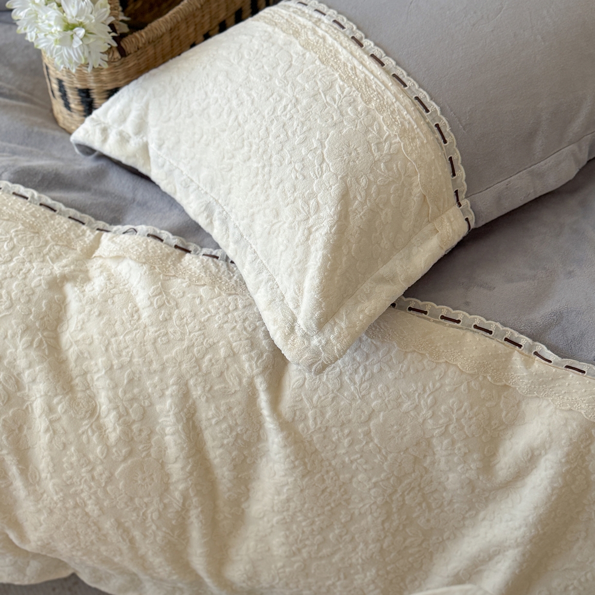 91家纺网 家纺一手货源 找家纺 优悦生活馆 2025新款牛奶绒纯色双拼四件套-瑞丽 瑞丽-白