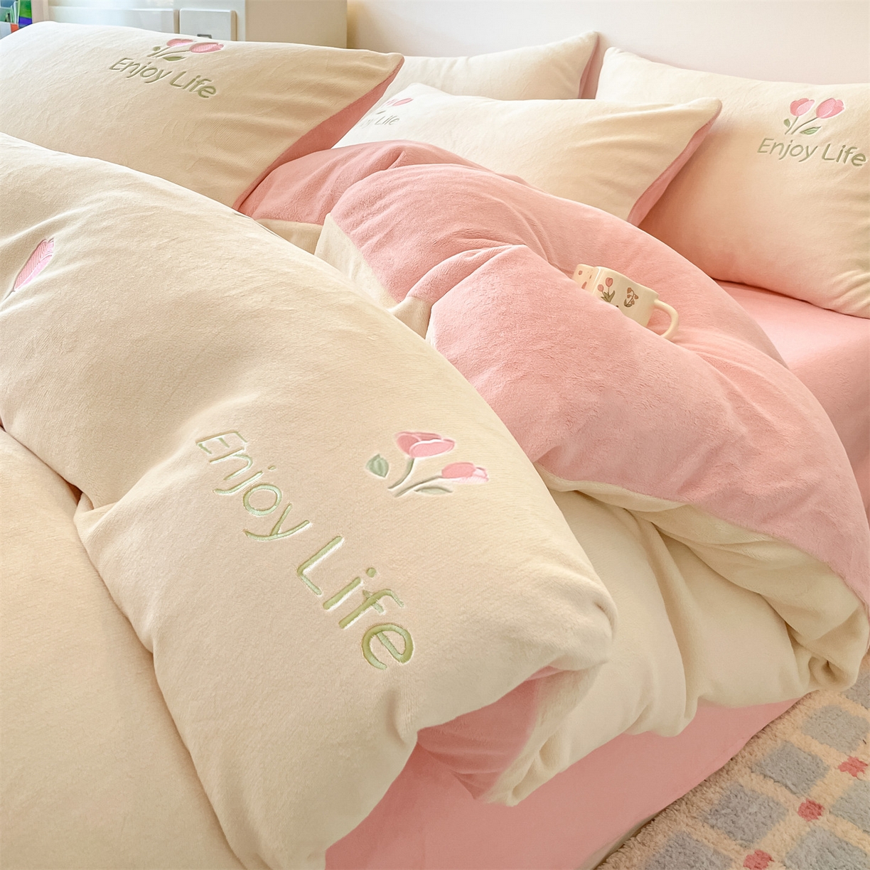 91家纺网 家纺一手货源 找家纺 （总）美澳家纺 2025新款刺绣ins小清新高克重牛奶绒四件套床笠款四件套