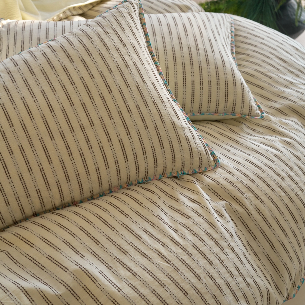 91家纺网 家纺一手货源 找家纺 洋铭区（原狠狠爱） 2025新款慕斯VS早安水洗棉彩边色织提花四件套 慕斯浅奶黄