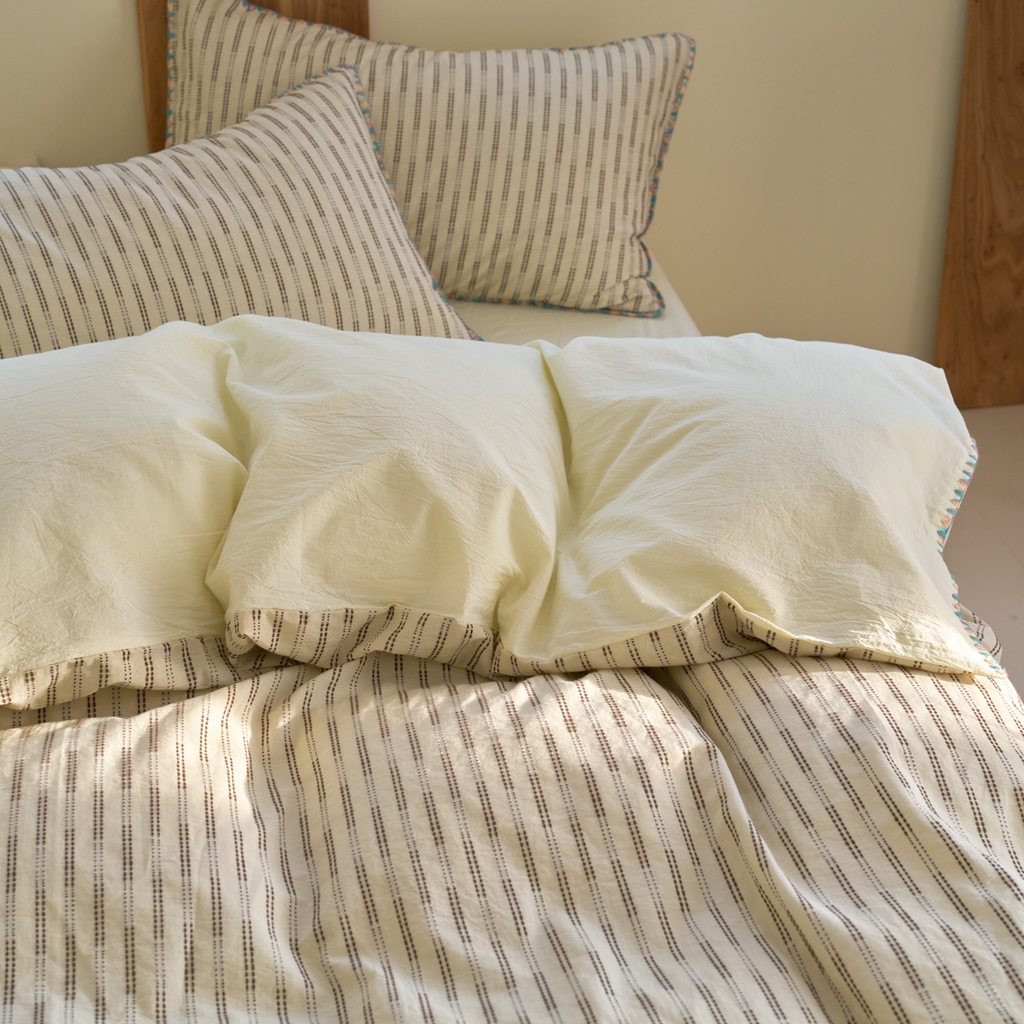 91家纺网 家纺一手货源 找家纺 洋铭区（原狠狠爱） 2025新款慕斯VS早安水洗棉彩边色织提花四件套 慕斯浅奶黄