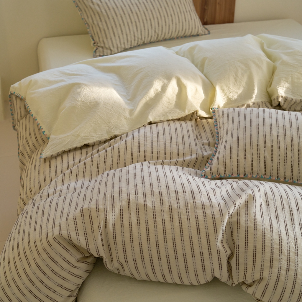 91家纺网 家纺一手货源 找家纺 洋铭区（原狠狠爱） 2025新款慕斯VS早安水洗棉彩边色织提花四件套 慕斯浅奶黄