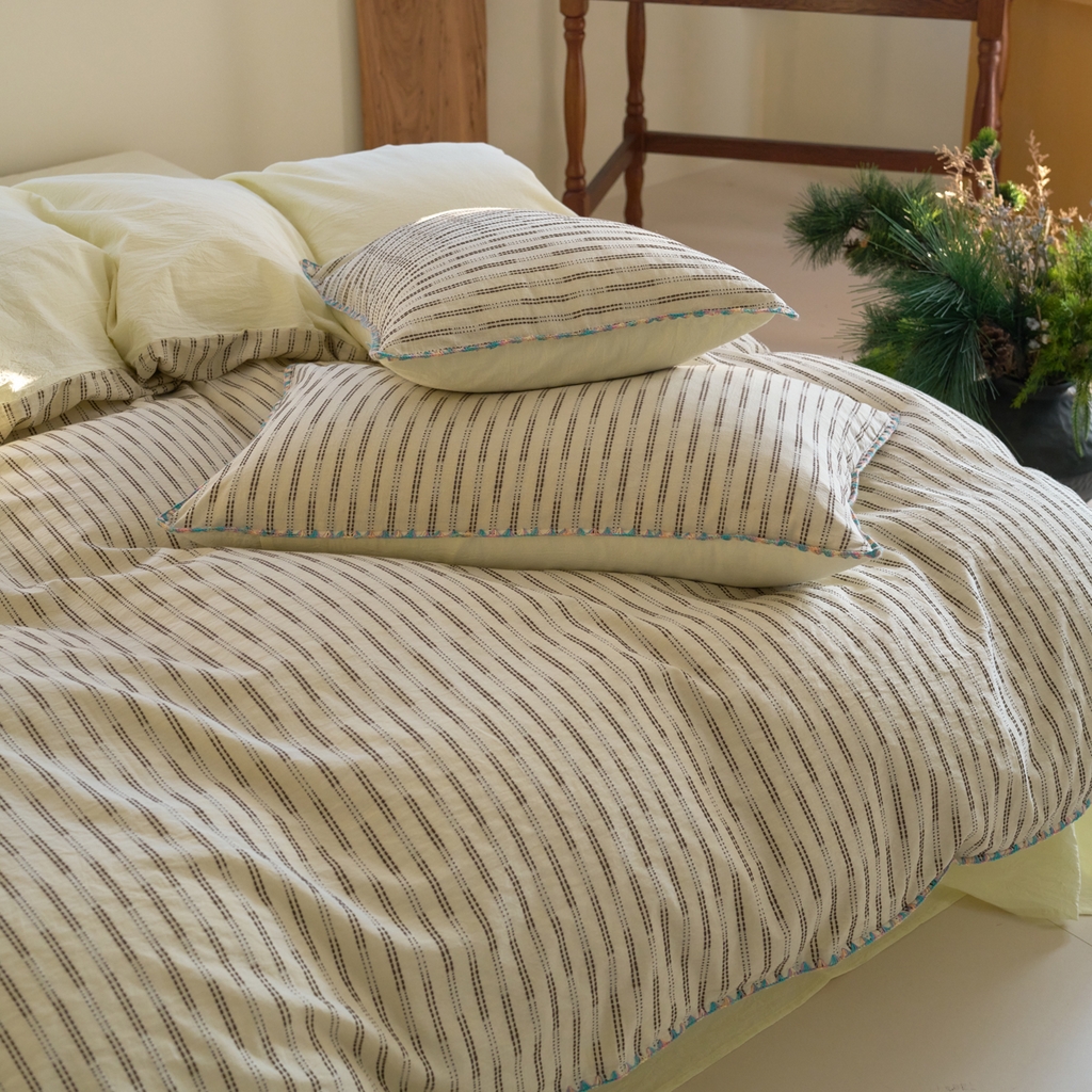 91家纺网 家纺一手货源 找家纺 洋铭区（原狠狠爱） 2025新款慕斯VS早安水洗棉彩边色织提花四件套 慕斯浅奶黄