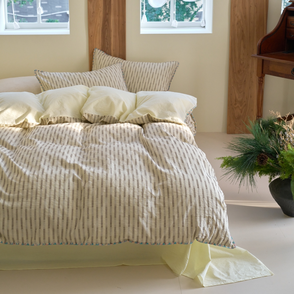 91家纺网 家纺一手货源 找家纺 洋铭区（原狠狠爱） 2025新款慕斯VS早安水洗棉彩边色织提花四件套 慕斯浅奶黄