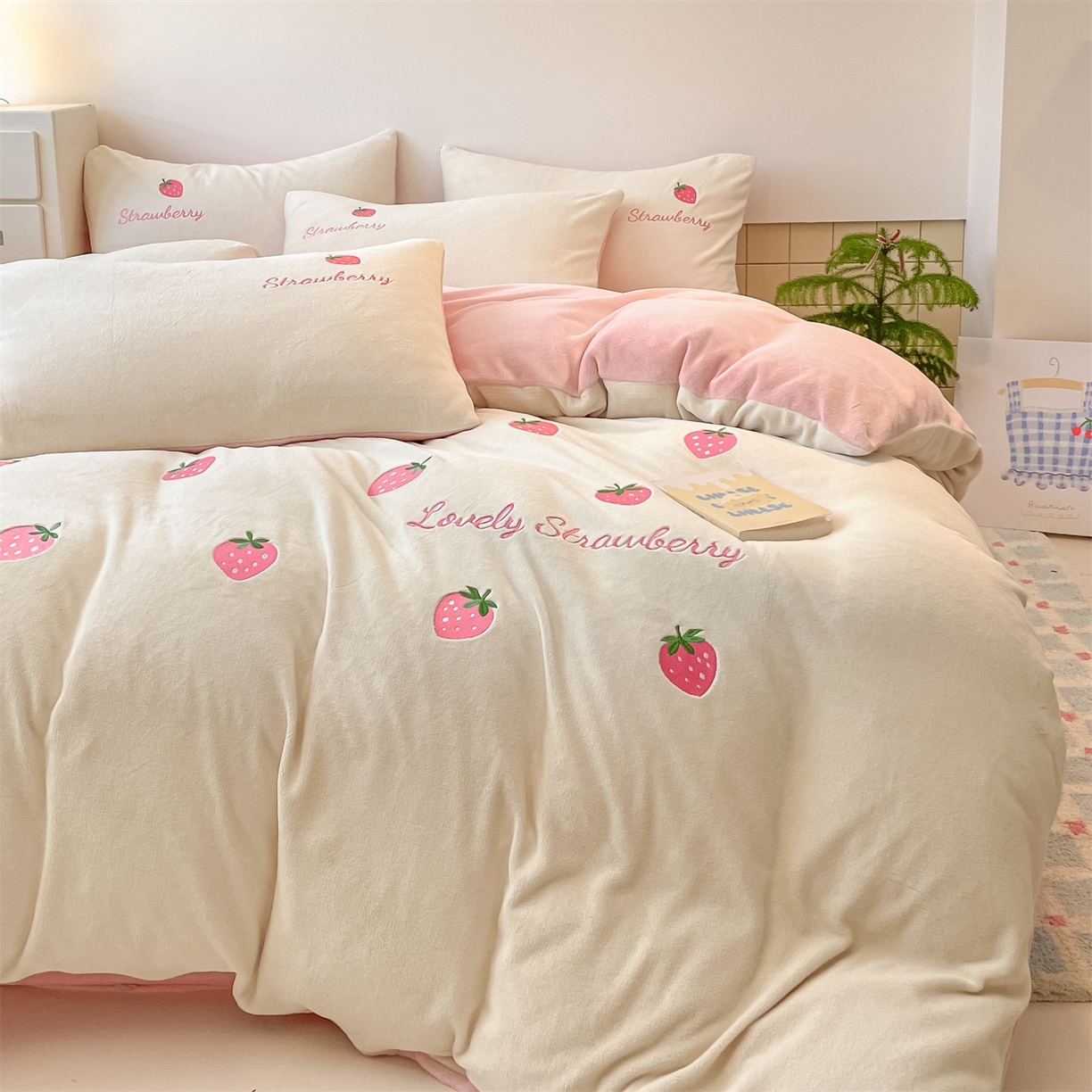 91家纺网 家纺一手货源 找家纺 美澳家纺 2025新款刺绣ins小清新高克重牛奶绒四件套床笠款四件套 草莓-奶白