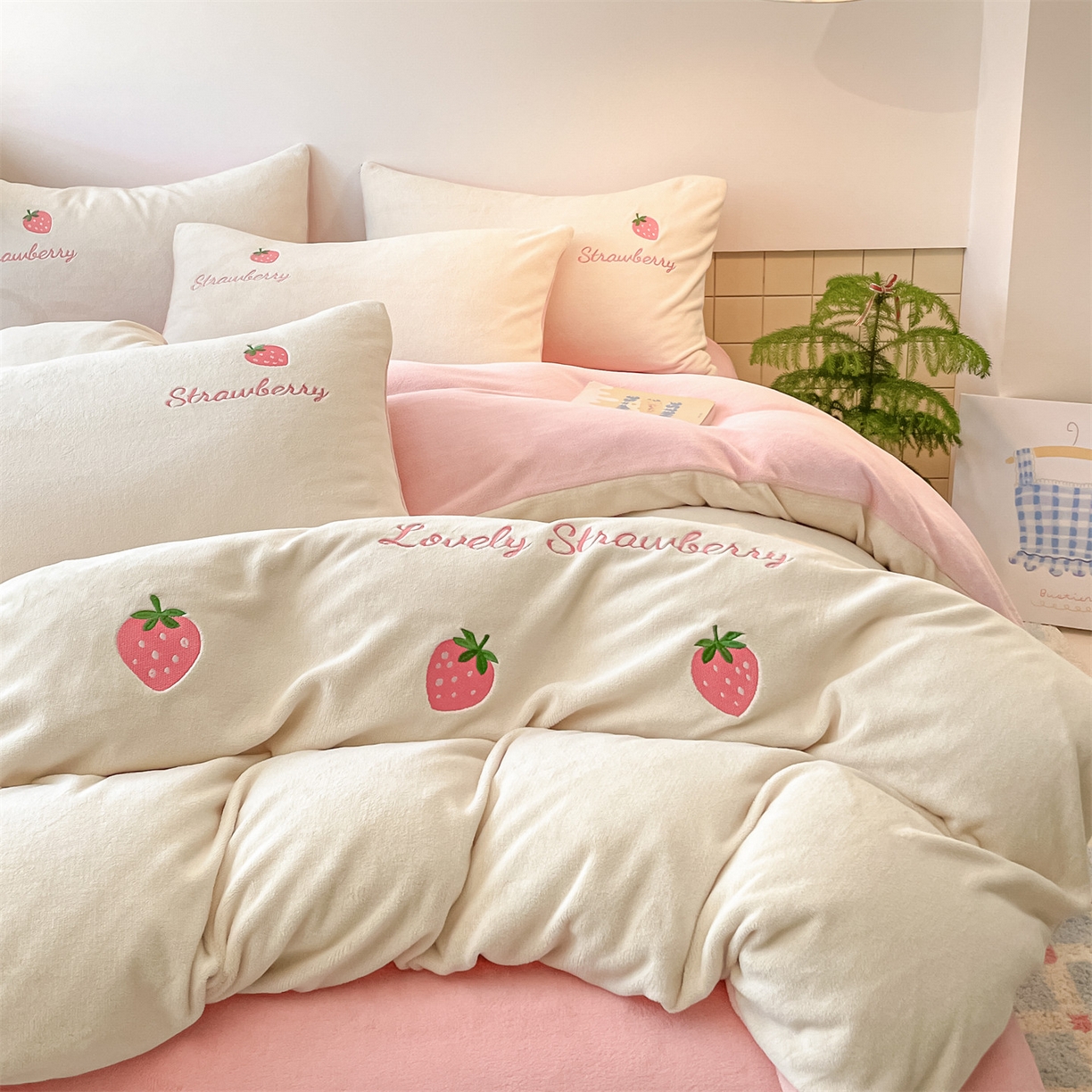 91家纺网 家纺一手货源 找家纺 美澳家纺 2025新款刺绣ins小清新高克重牛奶绒四件套床笠款四件套 草莓-奶白